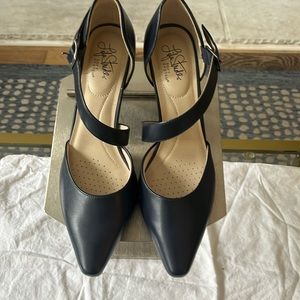 Life Stride soft system heels- Navy color